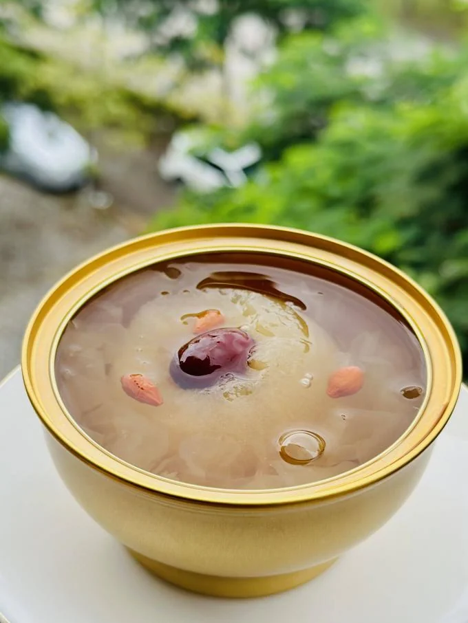 Baked Pear Soup With Tremella , Sweet Lubrication , Slow Cooking Moist And Free Of Burden