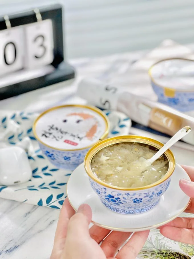 Cadeauverpakking met desserts van osmanthus en tremella: zijdezachte en zoete biologische kruidendesserts die de zenuwen kalmeren.