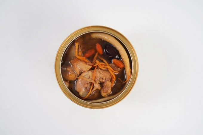 Sopa instantânea de frango com ginseng, natural e saudável, rica em nutrientes, sem conservantes ou aditivos.